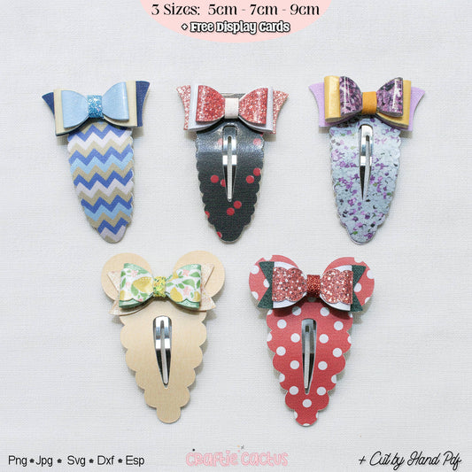 Five handmade hair claw clips with decorative bows and scalloped backs, displayed on a light textured background. A pink text banner at the top reads '3 Sizes: 5cm - 7cm - 9cm + Free display cards', and file format text is visible at the bottom.